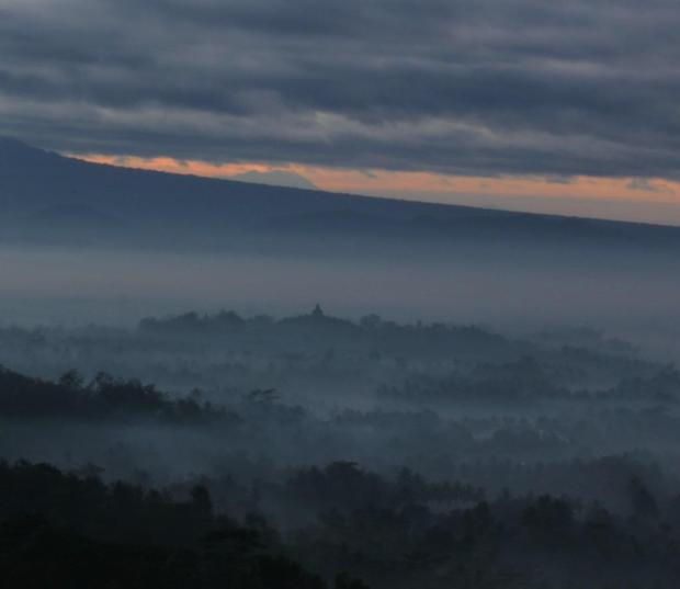 Candi Borobudur berselimut kabut , nice... ^_^ 